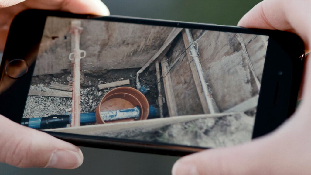 Telefon med bild af schakthål